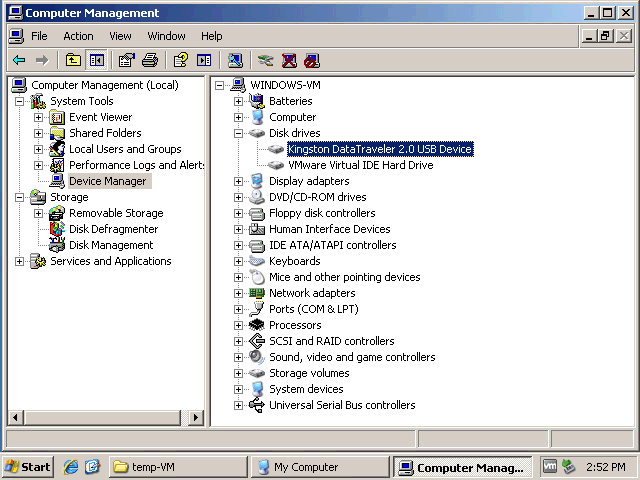 Una unidad flash USB está conectada a una máquina virtual que se ejecuta en un host ESXi y está lista para copiar archivos.