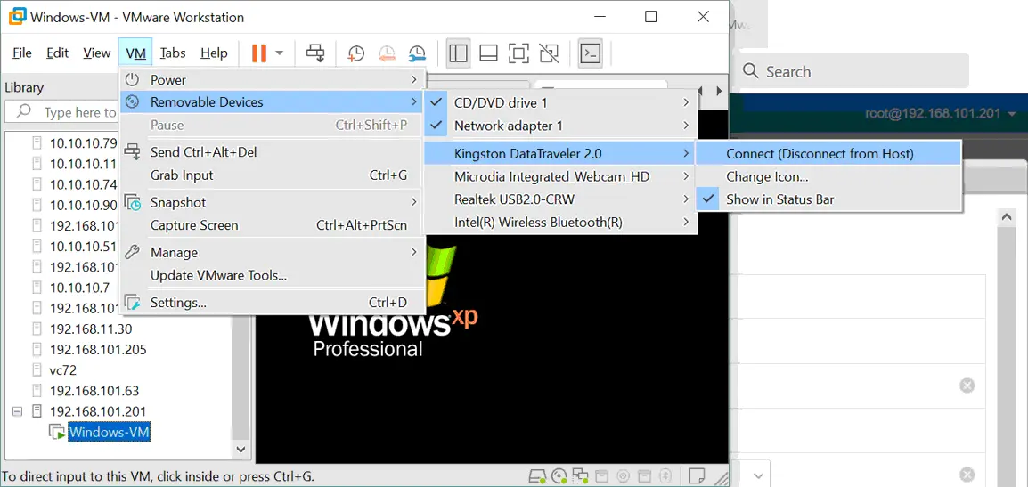 Conexión de una unidad flash USB a una máquina virtual que se ejecuta en un host ESXi mediante passthrough USB conectado al cliente