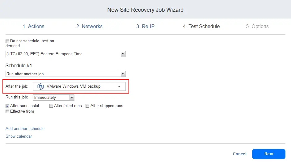 Configurar la programación utilizando el encadenamiento de jobs para ejecutar el job de recuperación del entorno justo después de un job de backup de VM.